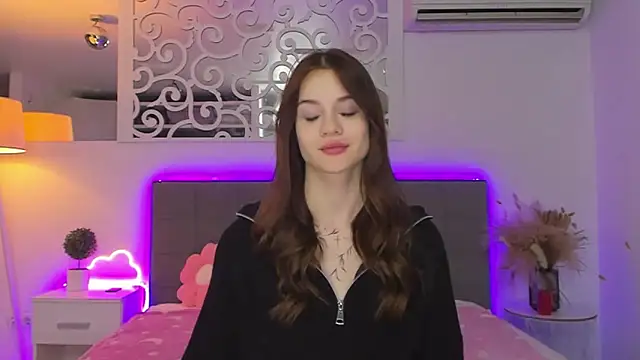 LuisaClover online show from February 19, 2:05 pm