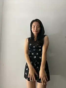 Bee Yellow00 online show from October 29, 5:15 pm