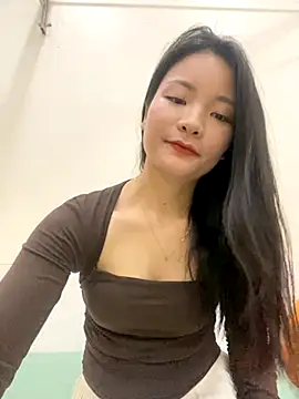 Bee Yellow00 online show from November 17, 4:35 am