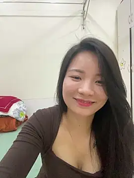 Bee Yellow00 online show from May 7, 5:01 am