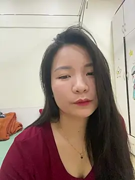 Bee Yellow00 online show from May 12, 4:43 am