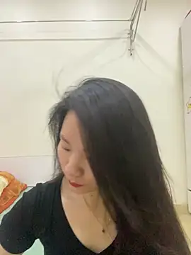 Bee Yellow00 online show from May 16, 2:14 am
