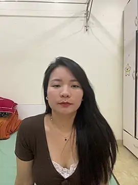 Bee Yellow00 online show from May 9, 5:20 am