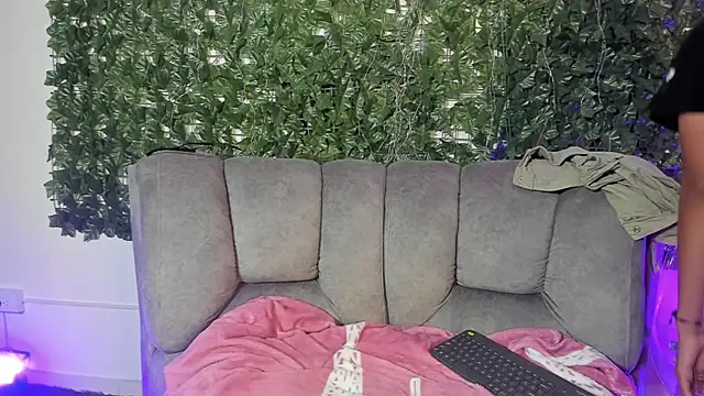 YeseniaRodriguez3 online show from June 30, 1:10 pm
