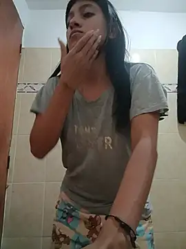 YeseniaRodriguez3 online show from July 10, 2:23 am