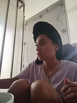 YeseniaRodriguez3 online show from November 21, 5:37 pm