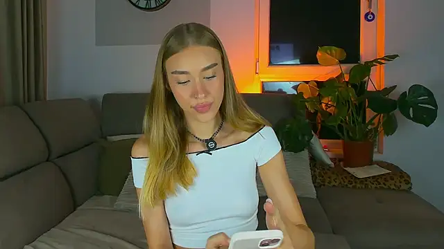 SugarSkye online show from August 6, 9:00 pm