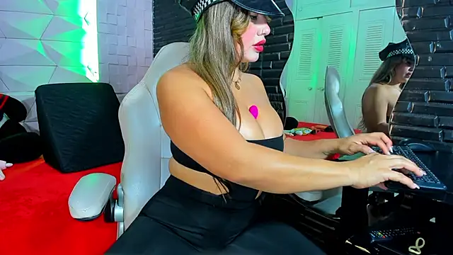 ChanellBrad online show from December 18, 1:49 pm