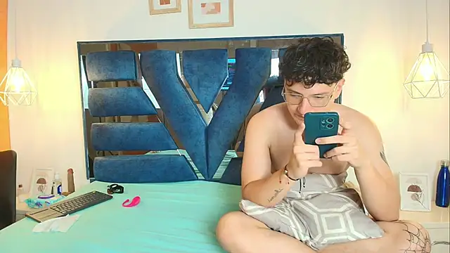 Zoe And Dylan  online show from February 17, 3:11 pm