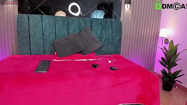 Bella Riverss online show from February 3, 7:07 pm