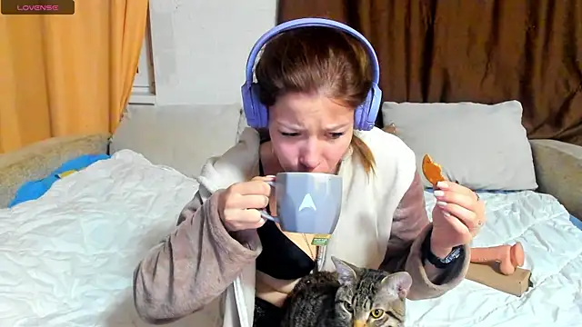 Eva purrr  online show from March 15, 12:12 am