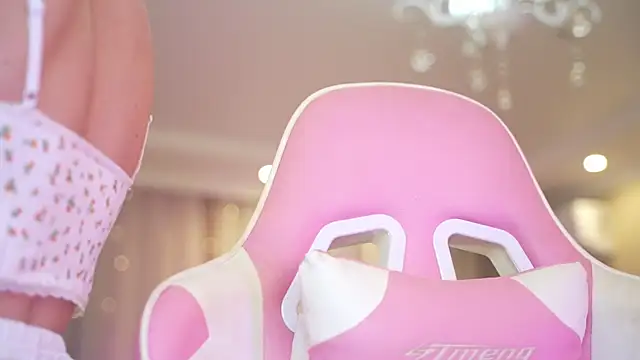 Bananalizzy online show from December 5, 1:34 pm