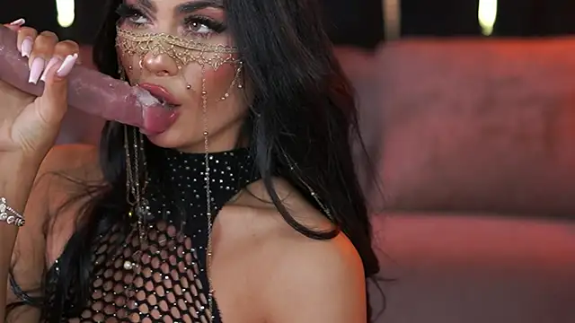 RavennaDArcy online show from July 25, 7:10 pm