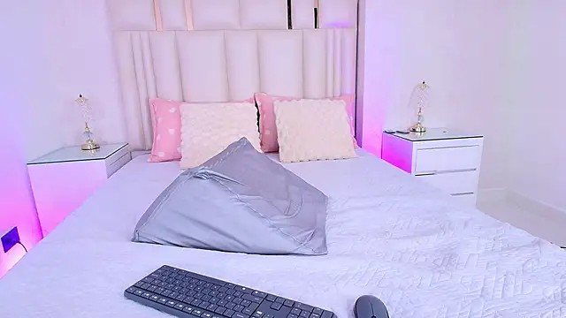 alanarose18 online show from May 15, 8:00 pm