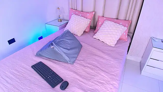 alanarose18 online show from February 20, 7:26 pm