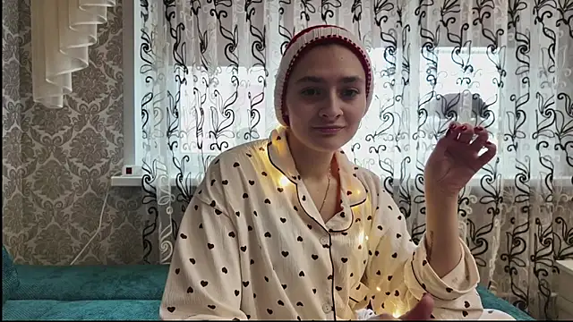 SweetLiaison online show from December 4, 7:32 am