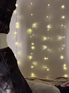 yoyogirlx online show from December 17, 1:15 pm