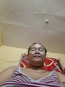 loriepinay46 online show from June 26, 2:07 pm