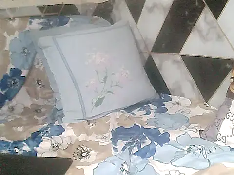 loriepinay46 online show from December 18, 7:35 am