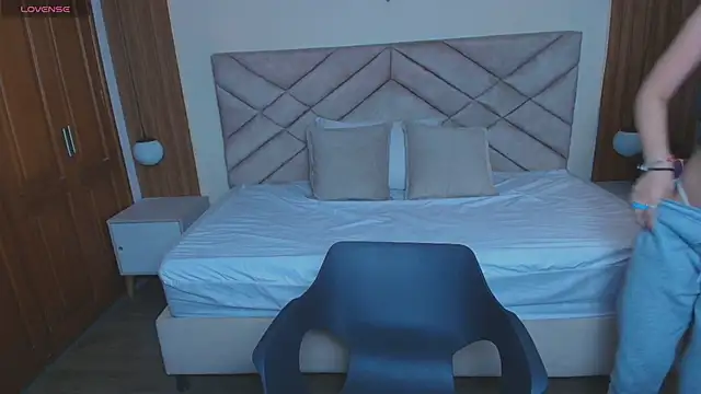 Laracooper  online show from February 20, 7:15 pm