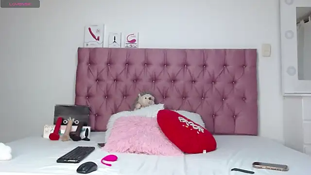 KiimGrey  online show from November 25, 9:33 am