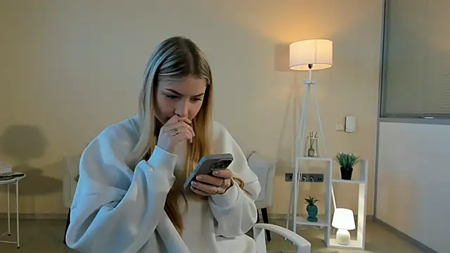 LaunaStrate online show from November 20, 5:41 am