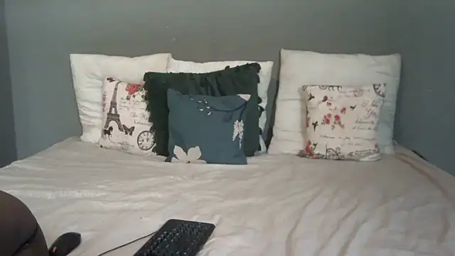 BrunetteNaomi8 online show from January 10, 9:03 am