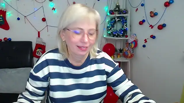 LaurenWishy online show from December 21, 12:42 pm