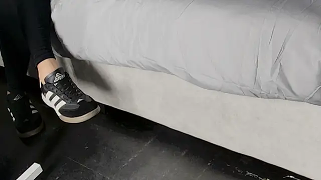 Mia elan   online show from December 17, 8:35 pm