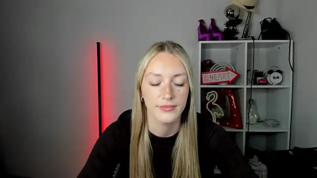 EvelynBlond online show from June 26, 12:50 pm