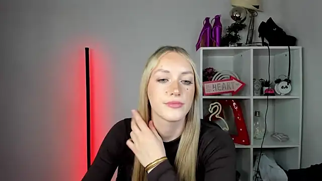 EvelynBlond online show from June 3, 1:01 pm