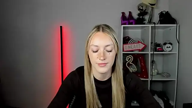EvelynBlond online show from June 24, 1:43 pm