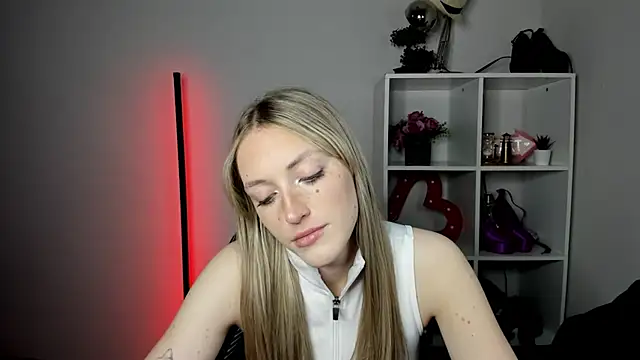 EvelynBlond online show from July 10, 1:00 pm