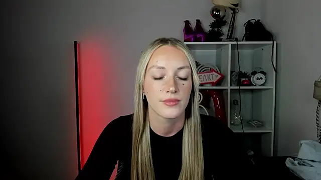 EvelynBlond online show from June 22, 1:41 pm