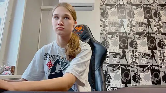 helgicuteness online show from January 6, 11:14 am