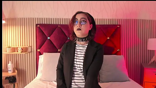 Kiri Velvet online show from April 13, 8:09 pm