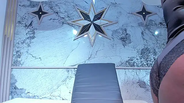 ZoeCollin online show from February 5, 7:50 pm