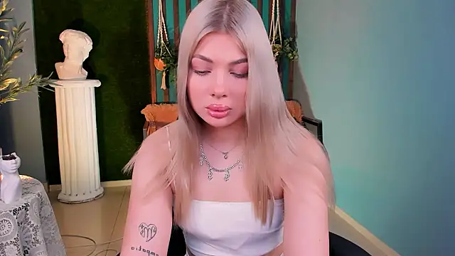 HyileyClark online show from February 3, 9:14 am