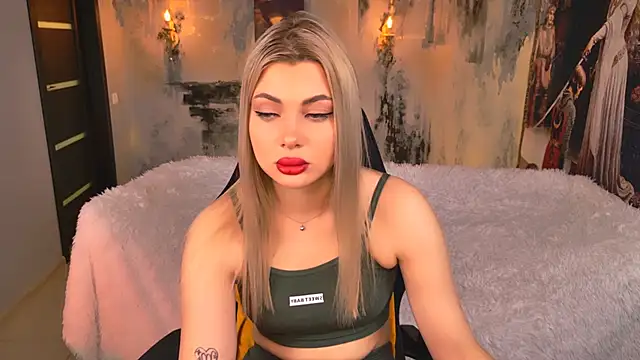 HyileyClark online show from February 7, 9:24 am