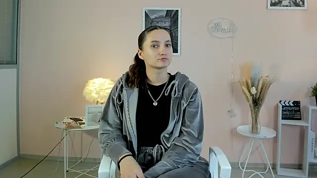 ShelieThetford online show from December 5, 10:05 am