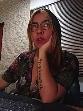 mia torress  online show from December 1, 4:09 pm