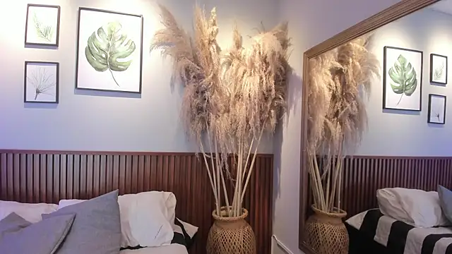 MIAROGGERSS online show from December 14, 3:34 am