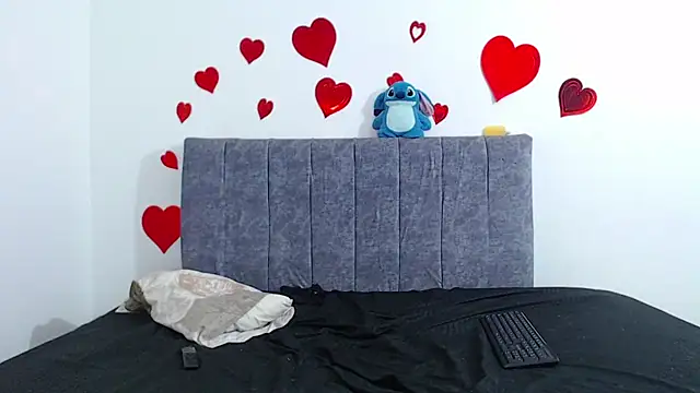 hottie couplee online show from June 18, 12:45 am