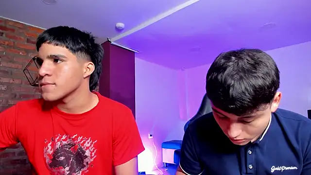 HotThreesoome online show from March 3, 12:33 pm