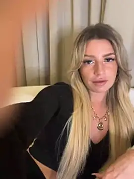 lilavv online show from December 15, 1:27 pm