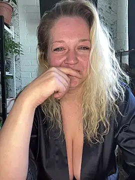 JenniferCarmen online show from June 2, 5:52 am