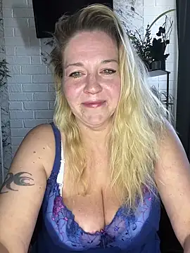 JenniferCarmen online show from April 29, 8:06 am