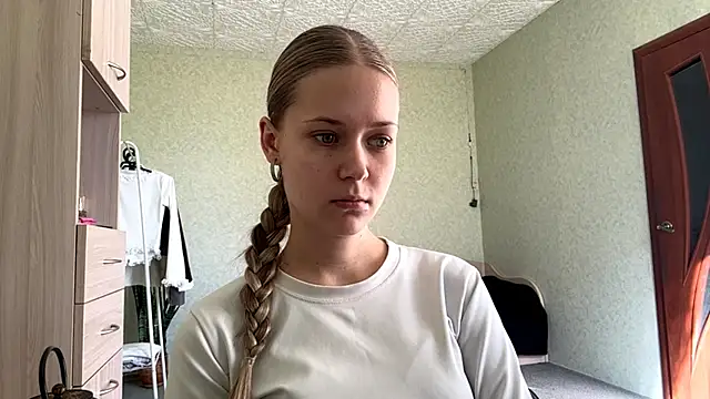 ZaidaSchwarten online show from May 2, 2:20 pm