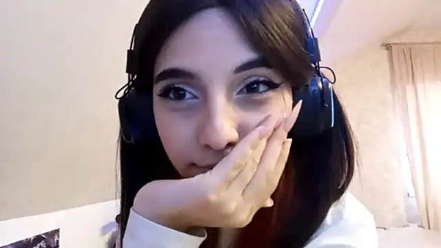 KizzieSchronce online show from December 15, 9:47 am