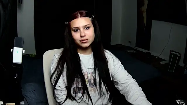 Nicole Pars online show from March 18, 4:34 pm